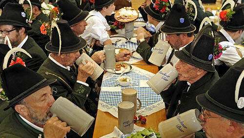 Prost: Aus Steinkrügen schmeckt das Märzen besonders gut.