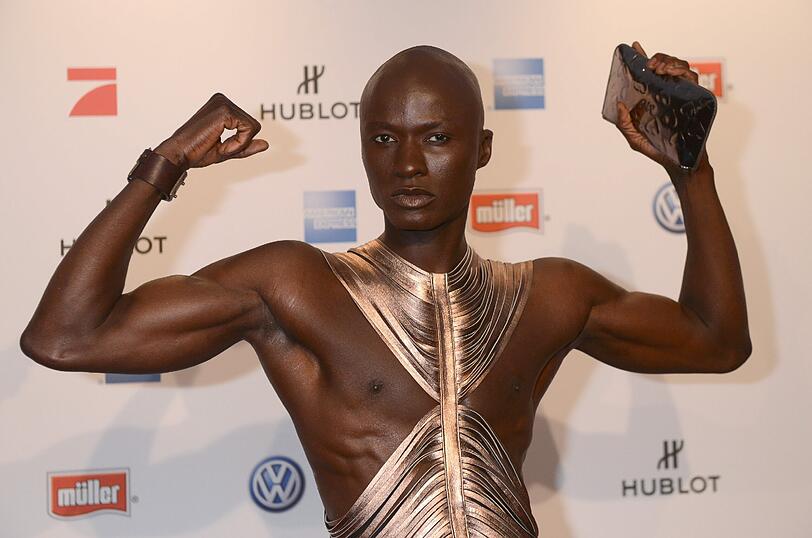 Model Papis Loveday posiert in ausgefallenem Outfit für die Fotografen.