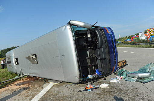 Der umgestürzte Bus liegt auf der Fahrbahn der A92 bei Freising.