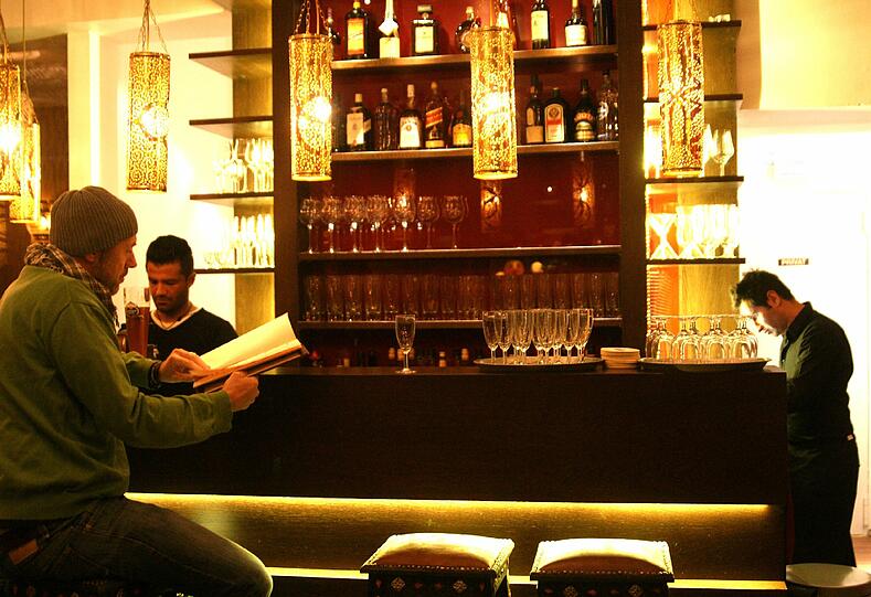 Auch an der Bar können Nachtschwärmer für Drinks Platz nehmen &ndash; jeden Abend ab 23 Uhr kosten die Cocktails alle 6,50 Euro.