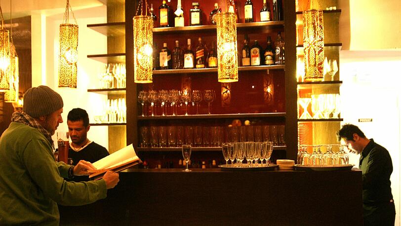Auch an der Bar können Nachtschwärmer für Drinks Platz nehmen – jeden Abend ab 23 Uhr kosten die Cocktails alle 6,50 Euro. Auch an der Bar können Nachtschwärmer für Drinks Platz nehmen – jeden Abend ab 23 Uhr kosten die Cocktails alle 6,50 Euro.