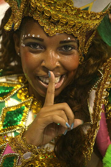 Nackte Haut, Samba und bunte Farben: Promis amüsieren sich in Rio. Mit dabei: Pamela Anderson, Gisele Bündchen, Fußball-Star Ronaldinho und Schauspieler Jude Law
