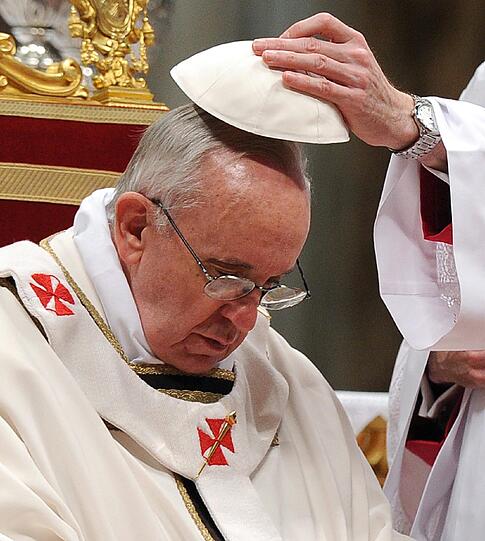 Es ist ein Symbol: Papst Franziskus geht am Gründonnerstag in ein Jugendgefängnis und wäscht zwölf Häftlingen die Füße &ndash; so wie es einst Jesus bei seinen Jüngern tat. Die Botschaft: Ich bin der Papst für die Armen. Die Papst-Bilder vom Gründonnerstag.