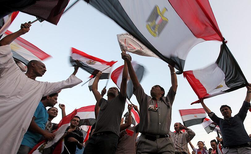 Ausnahmezustand am auf dem Tahrir-Platz in Kairo. Millionen Menschen feiern die Absetzung von Mohammed Mursi durch das ägyptische Militär.