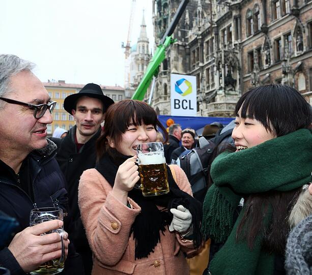 Dieter Reiter lässt's beim Geldbeutel-Waschen krachen: Die spritzigen Bilder...