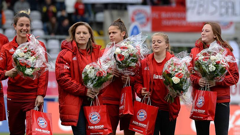 Ausgelassen feierten die Frauen des FC Bayern ihre Titelverteidigung im Grünwalder Stadion. Die Bilder!