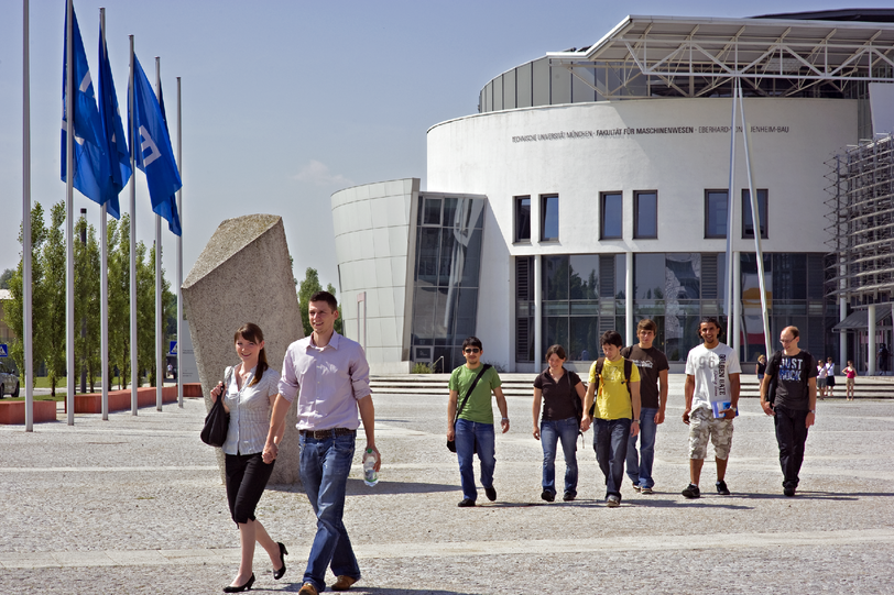 TU-Studenten vor dem Fakultätsgebäude Maschinenwesen.