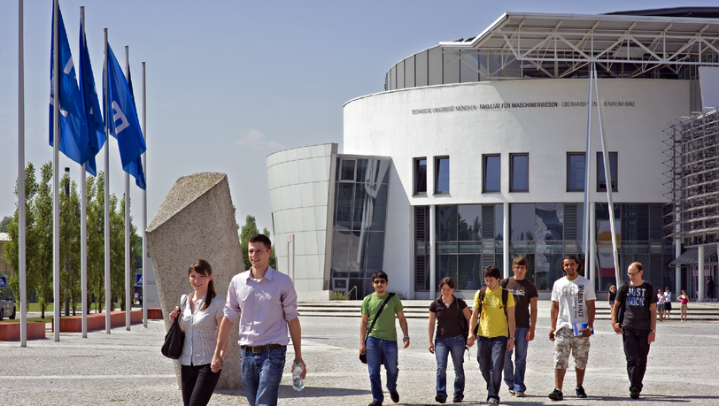 TU-Studenten vor dem Fakultätsgebäude Maschinenwesen. TU-Studenten vor dem Fakultätsgebäude Maschinenwesen.