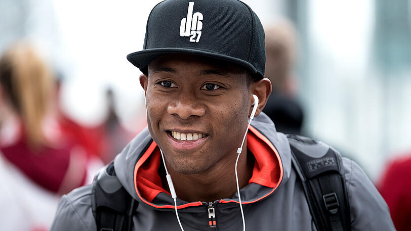 Der FC Bayern ist am Dienstagvormittag mit knapp einstündiger Verspätung in sein nicht unumstrittenes Trainingslager in Katar aufgebrochen. Nicht dabei ist Weltmeister Jerome Boateng, der sich im Dezember einer Operation im rechten Brustmuskel hatte unterziehen müssen.