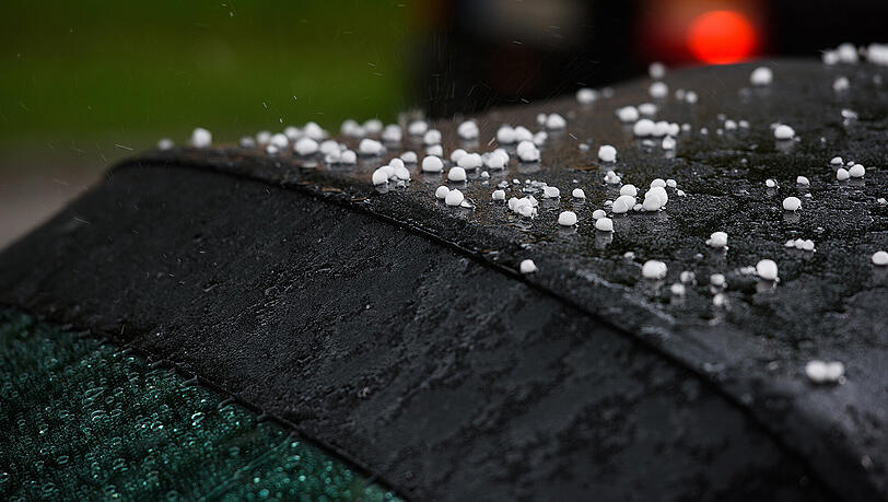 Zentimetergroße Hagelkörner liegen auf der Abdeckung eines Cabriolets in München. Foto: Florian Eckl Zentimetergroße Hagelkörner liegen auf der Abdeckung eines Cabriolets in München. Foto: Florian Eckl