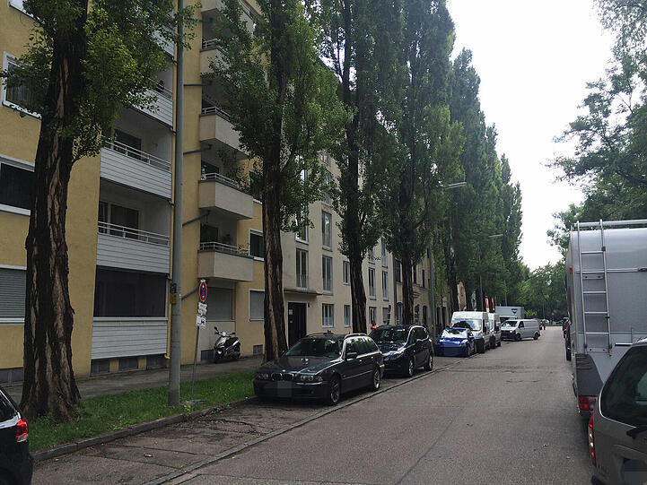Mord in der Au in München: In der Dollmannstraße 13 ist ein 91-jährige Frau umgebracht worden. Der Pflegedienst fand die Leiche der Frau in der Wohnung vor. Die Bilder.