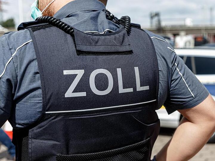 Ein Beamter trägt während seines Dienstes eine Schutzweste mit der Rückenaufschrift "Zoll". Foto: Markus Scholz/dpa/Symbolbild
