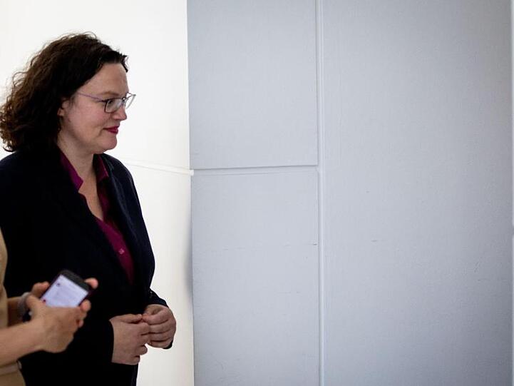 Andrea Nahles verlässt für kurze Zeit die Sondersitzung der SPD-Bundestagsfraktion.