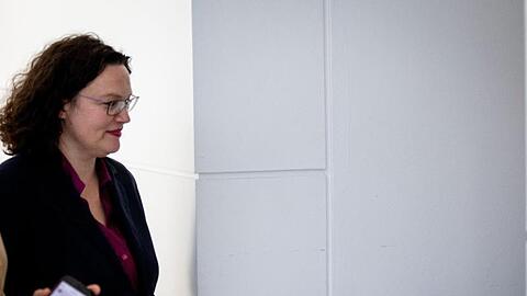 Andrea Nahles verlässt für kurze Zeit die Sondersitzung der SPD-Bundestagsfraktion.
