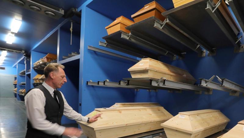 Ein Bestatter geht durch das Sarglager. Foto: Wolfgang Kumm/dpa/Archivbild Ein Bestatter geht durch das Sarglager. Foto: Wolfgang Kumm/dpa/Archivbild