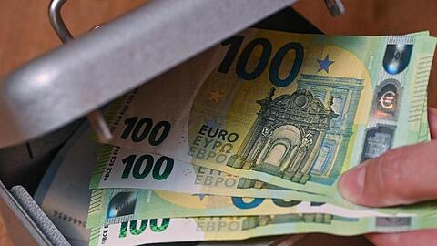 Der 41-Jährige entnahm dem Automaten über Tausend Euro. (Symbolbild)