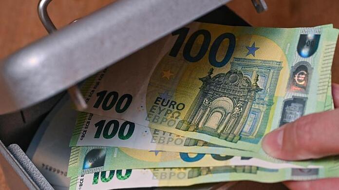 Um angeblich ein Medikament für ihren Sohn zu bezahlen, übergibt eine Rentnerin 50.000 Euro an eine Fremde. (Symbolbild)