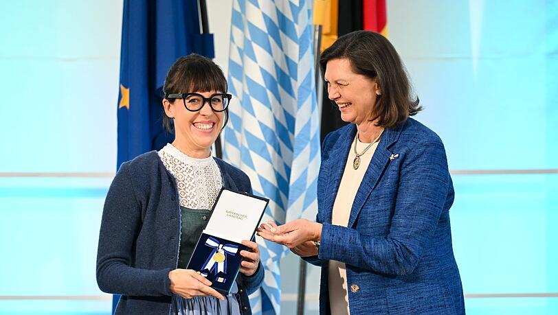 Eva Karl Faltermeier erhält von Ilse Aigner (CSU) 2024 den Bayerischen Verfassungsordens. Eva Karl Faltermeier erhält von Ilse Aigner (CSU) 2024 den Bayerischen Verfassungsordens.
