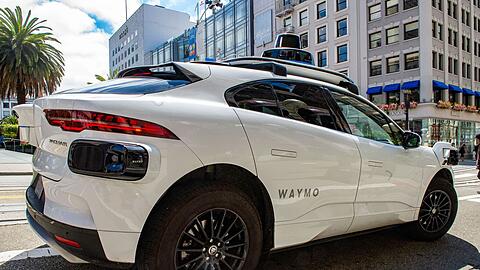 Wenn Fahrg&auml;ste die T&uuml;r eines der aktuellen Robotaxis von Waymo offenlassen, ist das selbstfahrende Autos oft hilflos. (Archivbild)