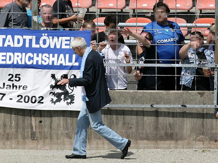 Frust beim Junioren-Spiel gegen Lautern: Löwenfans beschimpfen Dieter Schneider und verpassen dem Löwen-Präsident eine Bierdusche. Die Bilder