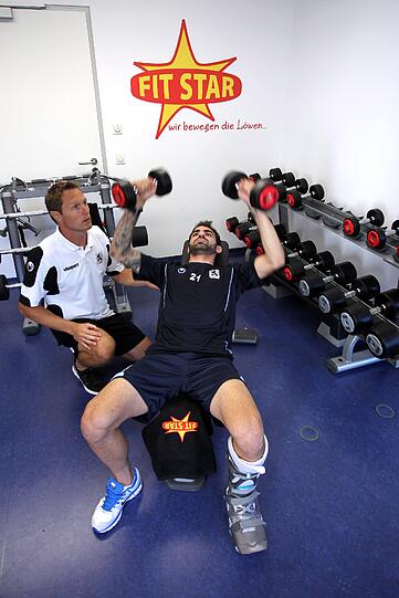 Wann der Mittelfeld Star der Löwen wieder auflaufen kann ist derzeit noch nicht genau abshebar.
Trainer Reiner Maurer:"Es kann bis zu drei Monate dauern, bis er wieder fit ist."