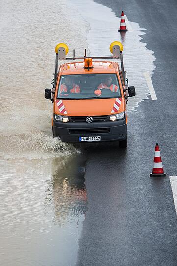 Ein Fahrzeug der Autobahnmeisterei ist im Einsatz.