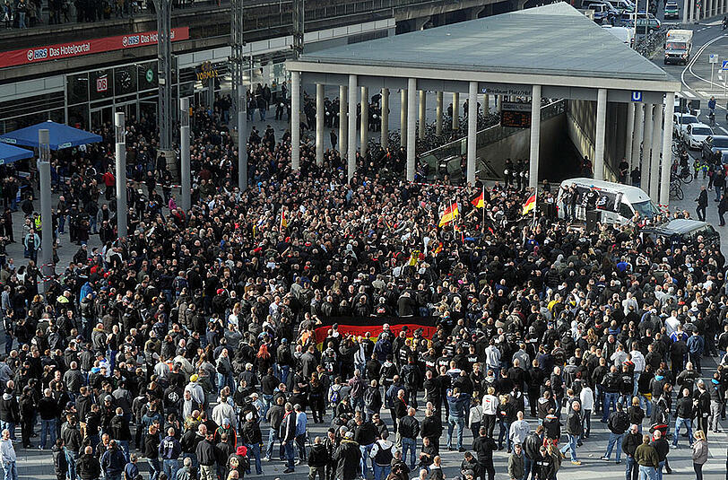 Polizeieinsatz gegen Hooligans in Köln - die Bilder.