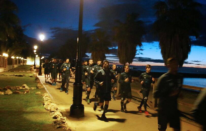 Laufen und kicken an der Sonnenküste in Marbella: Die erste Trainingseinheit der Löwen in Spanien.