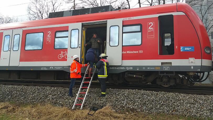 Auf der Strecke S3 Richtung Mammendorf fiel aufgrund von Sturm Niklas ein Baum in die Oberleitung. Die Bilder.