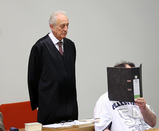 Tochter missbraucht? Der Angeklagte Helmut F. mit seinem Anwalt Gerhard Bink.