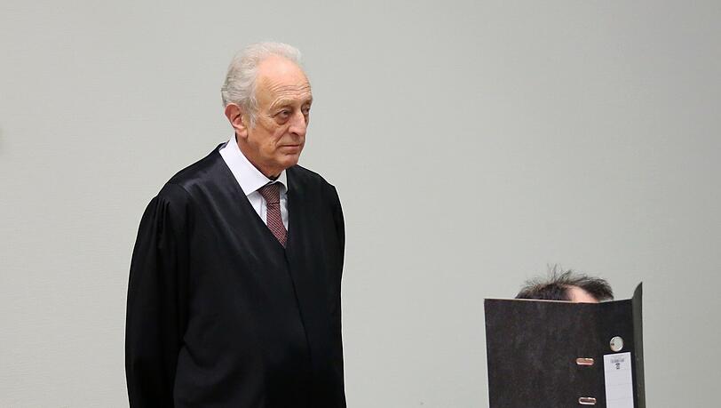 Tochter missbraucht? Der Angeklagte Helmut F. mit seinem Anwalt Gerhard Bink. Tochter missbraucht? Der Angeklagte Helmut F. mit seinem Anwalt Gerhard Bink.