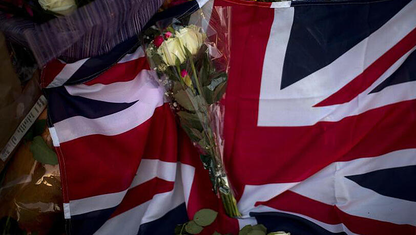 Ein Union Jack, Blumen und Kerzen liegen in Manchester nach einer Gedenkfeier auf dem Albert Square. Ein Union Jack, Blumen und Kerzen liegen in Manchester nach einer Gedenkfeier auf dem Albert Square.