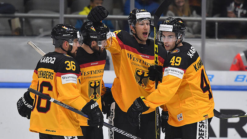 Die Deutschen Yannic Seidenberg (l-r), Brooks Macek, Frank Mauer und Maximilian Kammerer jubeln nach dem 3:0 durch Macek.