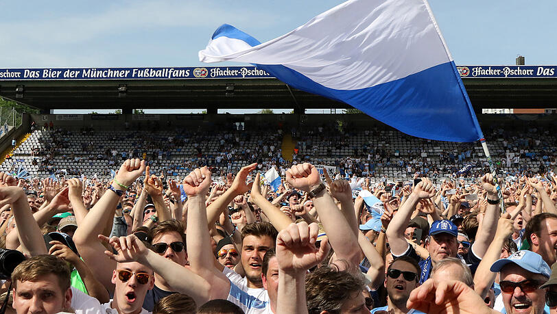 Stimmungsvoll: Die Löwen-Fans im und um das Grünwalder Stadion. Stimmungsvoll: Die Löwen-Fans im und um das Grünwalder Stadion.