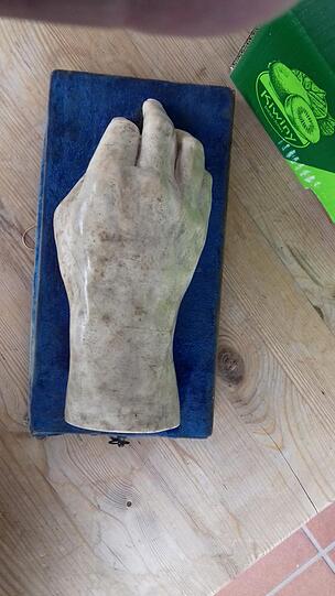 Ein Hand-Abguss vom Kini.