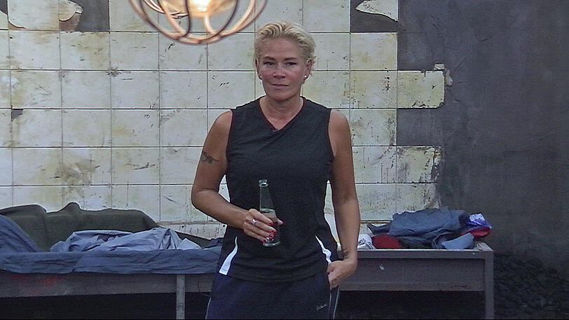 Tag 3 bei Promi Big Brother: Claudia Effenberg muss in den Keller, Ela duscht und flüchtet vor Schill.