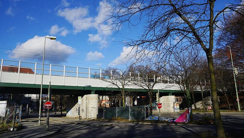 Nicht lauschig: An der früheren Bushaltestelle unter der Brücke an der Humboldtstraße ist es laut. Doch Anwohner und Architektur-Studenten (kl. Foto) sehen Potenzial.