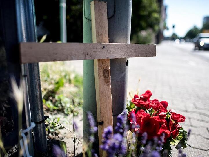 Ein Kreuz erinnert in Mönchengladbach nahe der Unfallstelle an das Todesopfer.