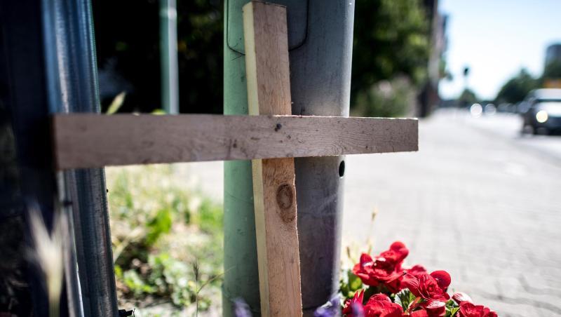 Ein Kreuz erinnert in Mönchengladbach nahe der Unfallstelle an das Todesopfer. Ein Kreuz erinnert in Mönchengladbach nahe der Unfallstelle an das Todesopfer.