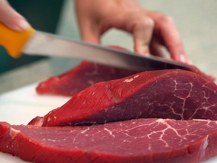 Der Preis für Rindfleisch soll den Angaben zufolge bis 2028 um knapp zwei Prozent zurückgehen.