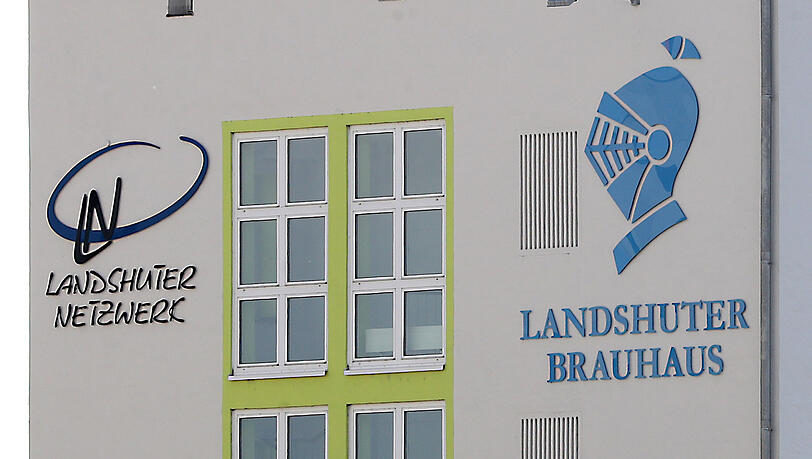 Das Logo des Landshuter Netzwerks am Gebäude steht für Sozialberatung, auch für Suchtkranke. Rechts das Logo des Landshuter Brauhauses. In der Mitte befindet sich das Stockwerk mit der Suchtberatung.