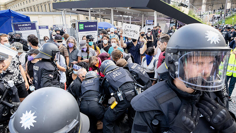 Bereits in den letzten Jahren kam es während der IAA in München zu Protesten von Aktivisten. Bereits in den letzten Jahren kam es während der IAA in München zu Protesten von Aktivisten.