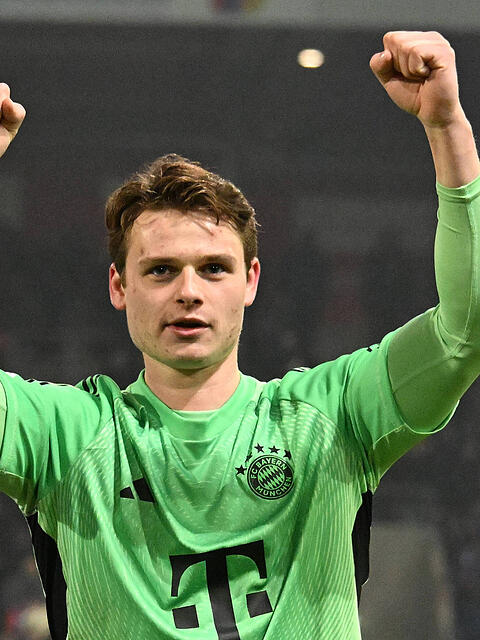 Torwart Jonas Urbig feiert seinen starken Auftritt f&uuml;r den FC Bayern, der ihn als m&ouml;glichen Nachfolger von Manuel Neuer ins Gespr&auml;ch bringt.