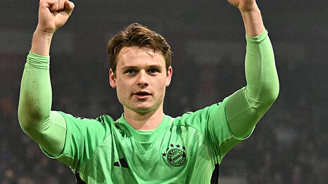Torwart Jonas Urbig feiert seinen starken Auftritt f&uuml;r den FC Bayern, der ihn als m&ouml;glichen Nachfolger von Manuel Neuer ins Gespr&auml;ch bringt.
