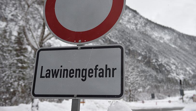 Der Skitourengeher hat die Lawine wahrscheinlich selbst ausgel&ouml;st. (Symbolbild)