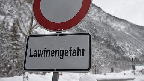 Der Skitourengeher hat die Lawine wahrscheinlich selbst ausgel&ouml;st. (Symbolbild)