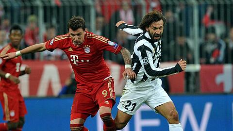 Bayerns Mario Mandzukic (l.) ist ein echter Torjäger, aber er ist noch viel mehr. Er ist als Stürmer auch der erste Verteidiger, stört das gegnerische Spiel - wie hier gegen Juventus-Star Andrea Pirlo.