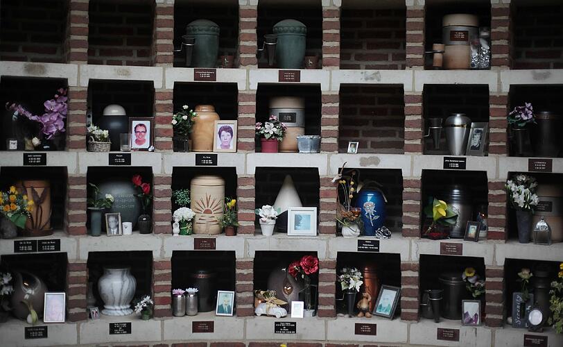 Urnen im Krematorium: Weil ein Bestatter ein Asche-Behältnis nicht rechtzeitig bekam, ließ er ein anderes beisetzen.