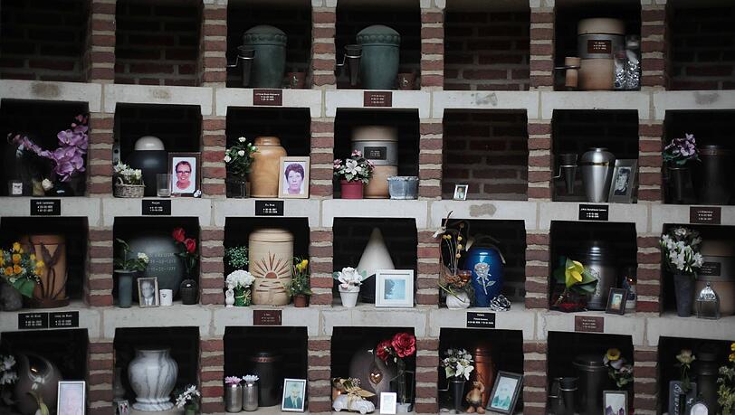Urnen im Krematorium: Weil ein Bestatter ein Asche-Behältnis nicht rechtzeitig bekam, ließ er ein anderes beisetzen. Urnen im Krematorium: Weil ein Bestatter ein Asche-Behältnis nicht rechtzeitig bekam, ließ er ein anderes beisetzen.