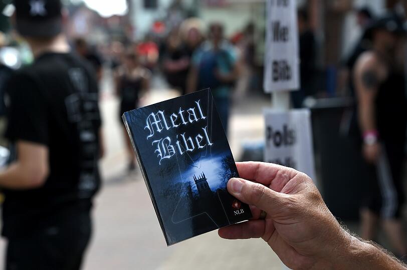 Die Vorbereitungen laufen auf Hochtouren. Am Donnerstag beginnt das legendäre Heavy-Metal-Festival in Wacken - bereits zum 25. Mal. Die ersten Metal-Fans sind auch schon da. Die ersten Bilder von Wacken 2014!